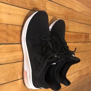 Black puma shoes wit pink only worn twice